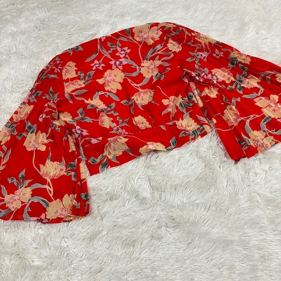 ASTR the label Pleated Sleeve Floral Wrap Top Kimono Sleeve in Red Size XS - Picture 14 of 16
